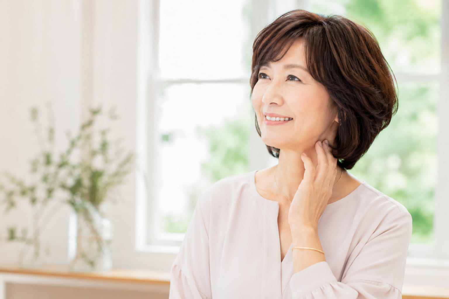 明るい外出シーンで笑顔の女性のイメージ