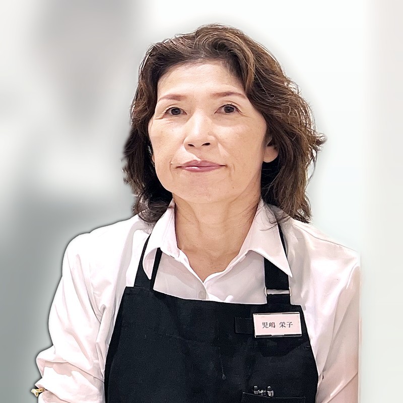 女性スタッフの児嶋栄子。管理美容師